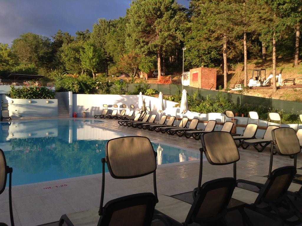 Camping Pineta Ξενοδοχείο Ουρμπίνο Εξωτερικό φωτογραφία